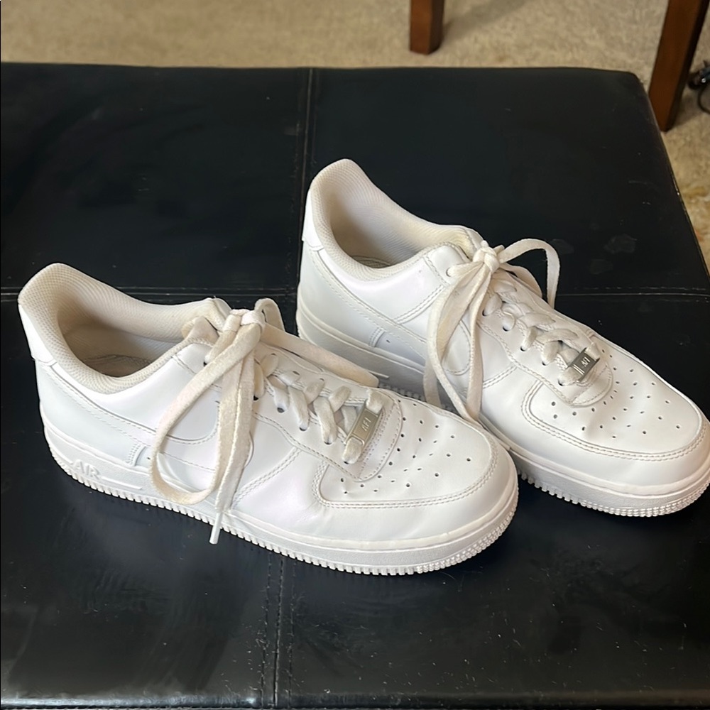 Women’s Nike Air Force 1 .. practically new.. worn 2 times. Excellent condition.